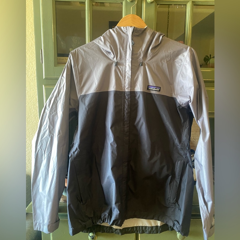 Patagonia women’s windbreaker/ Torrentshell